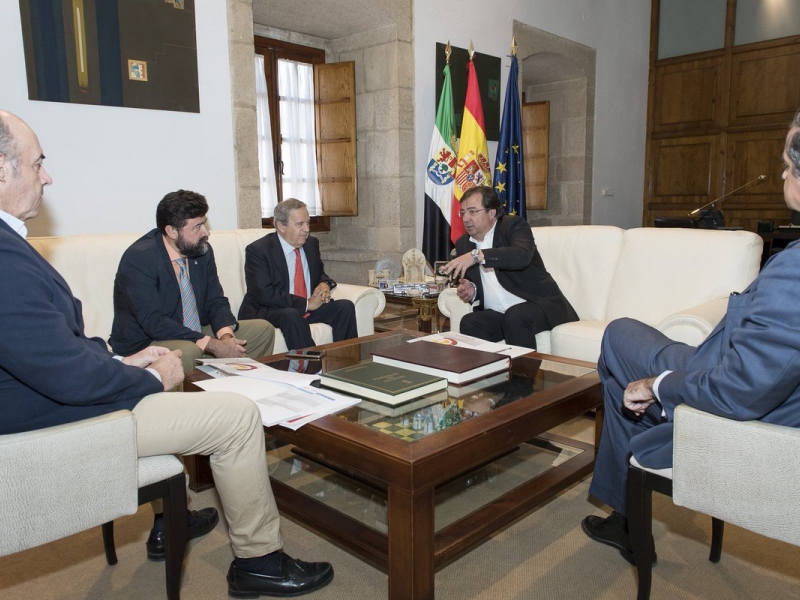 La CREEX y las  Cámaras de Badajoz y Cáceres se reúnen con el presidente de la Junta de Extremadura