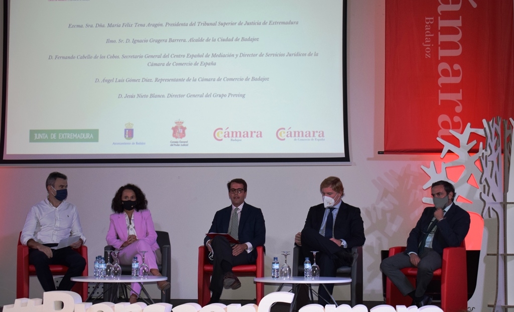 Fernández Vara defiende que la mediación es el sistema “más positivo para los intereses de las empresas” en Badajoz.