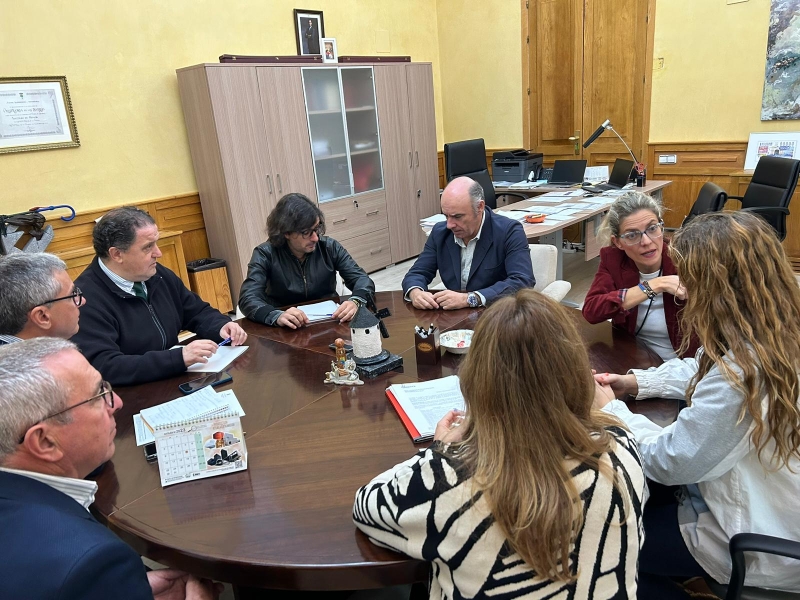 Reunión de colaboración entre Ayuntamiento de Villafranca y Cámara