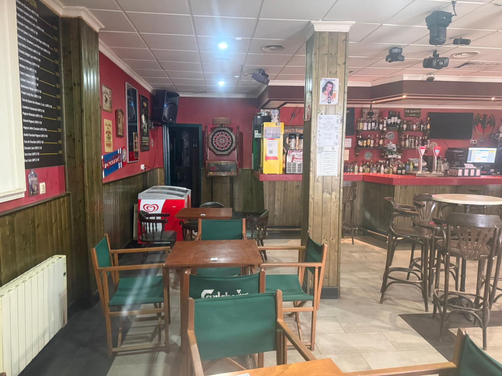 Pub único con cocina casera, terraza y clientela consolidada
