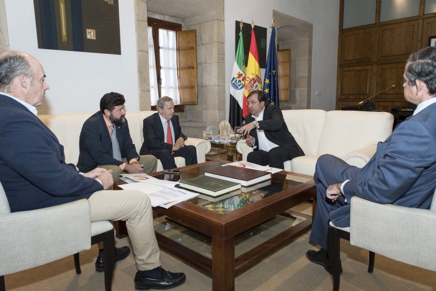 La CREEX y las  Cámaras de Badajoz y Cáceres se reúnen con el presidente de la Junta de Extremadura