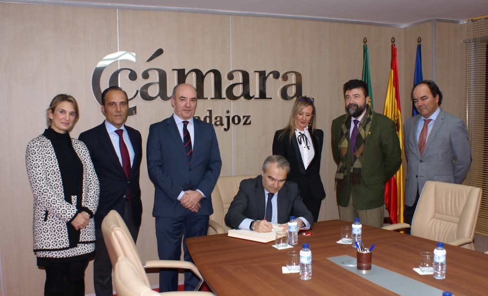 Se abren nuevas vías de colaboración entre  el Ayuntamiento de Badajoz y la Cámara