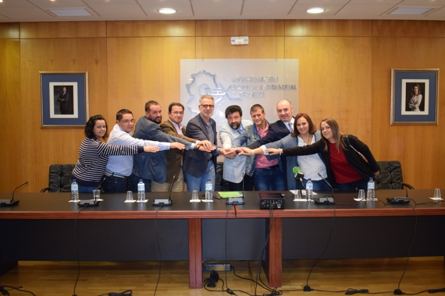 Los empresarios extremeños apoyan las movilizaciones para exigir un compromiso claro para la conversión de la n-430 en autovía