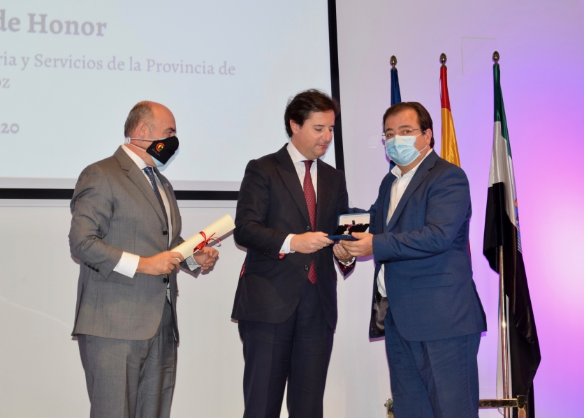 La Cámara de Comercio de Badajoz hace entrega de su Medalla de Honor a Adolfo Díaz-Ambrona