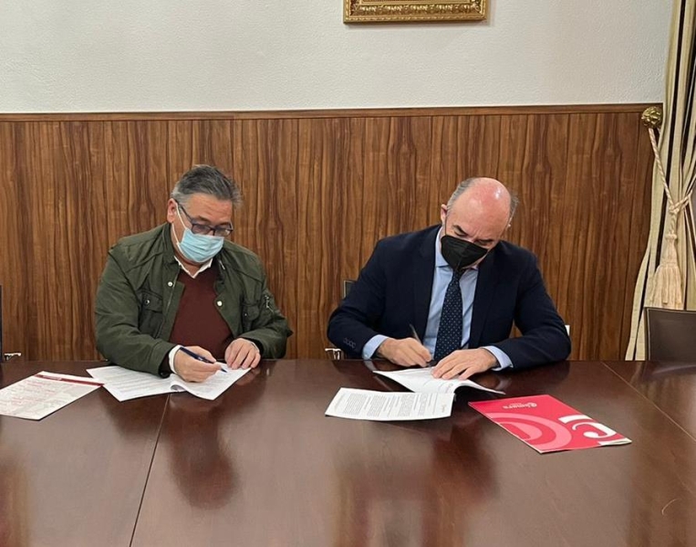 Firma de un nuevo convenio entre la Cámara de Badajoz y el Ayuntamiento de Almendralejo 