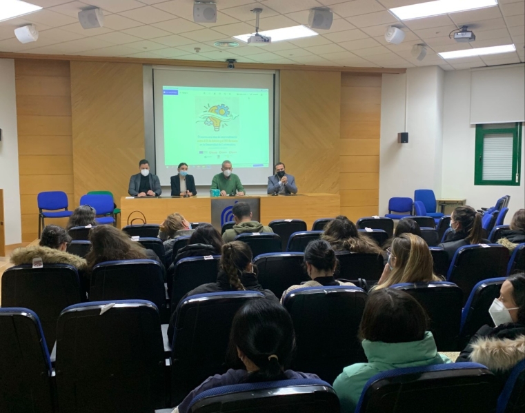 "Para ser emprendedor hay que tener los pies en la tierra y sin formación es imposible"