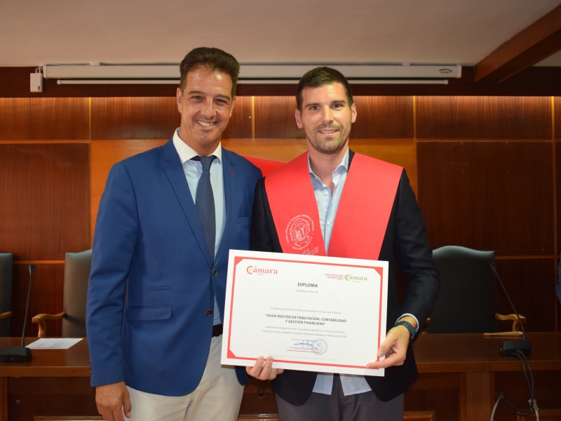 Graduación de los alumnos del XXVIII Máster de Tributación, Contabilidad y Gestión Financiera y de la V Promoción del Grado en Derecho 