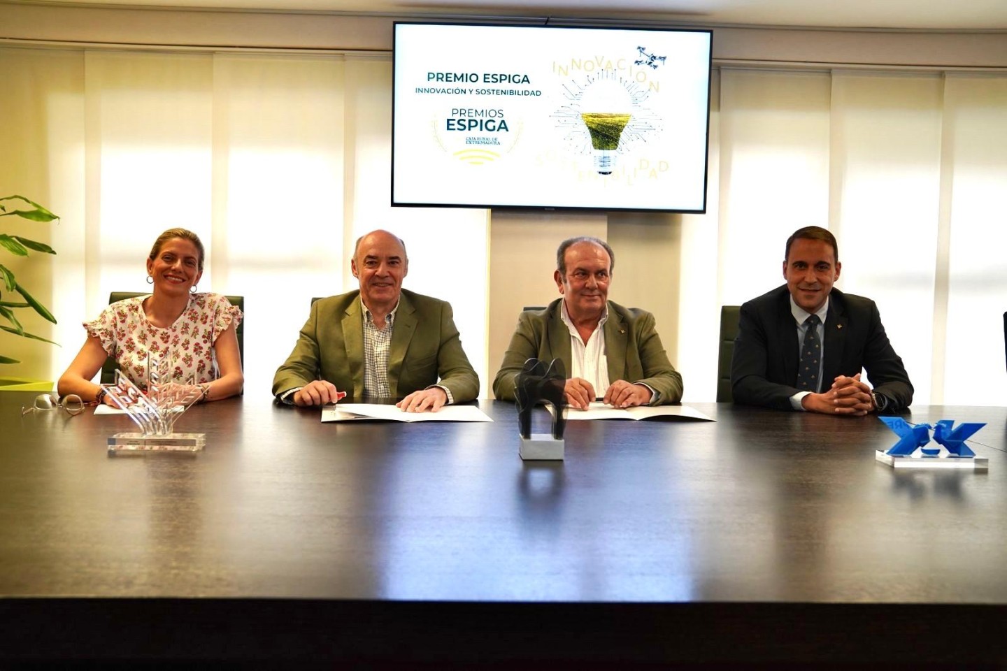 Caja Rural de Extremadura y la Cámara de Comercio de Badajoz impulsarán unos premios de Innovación y Sostenibilidad