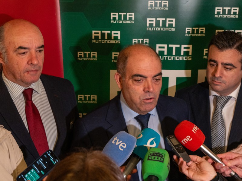 Lorenzo Amor aborda los retos y oportunidades del tejido empresarial en un encuentro de la Cámara de Badajoz