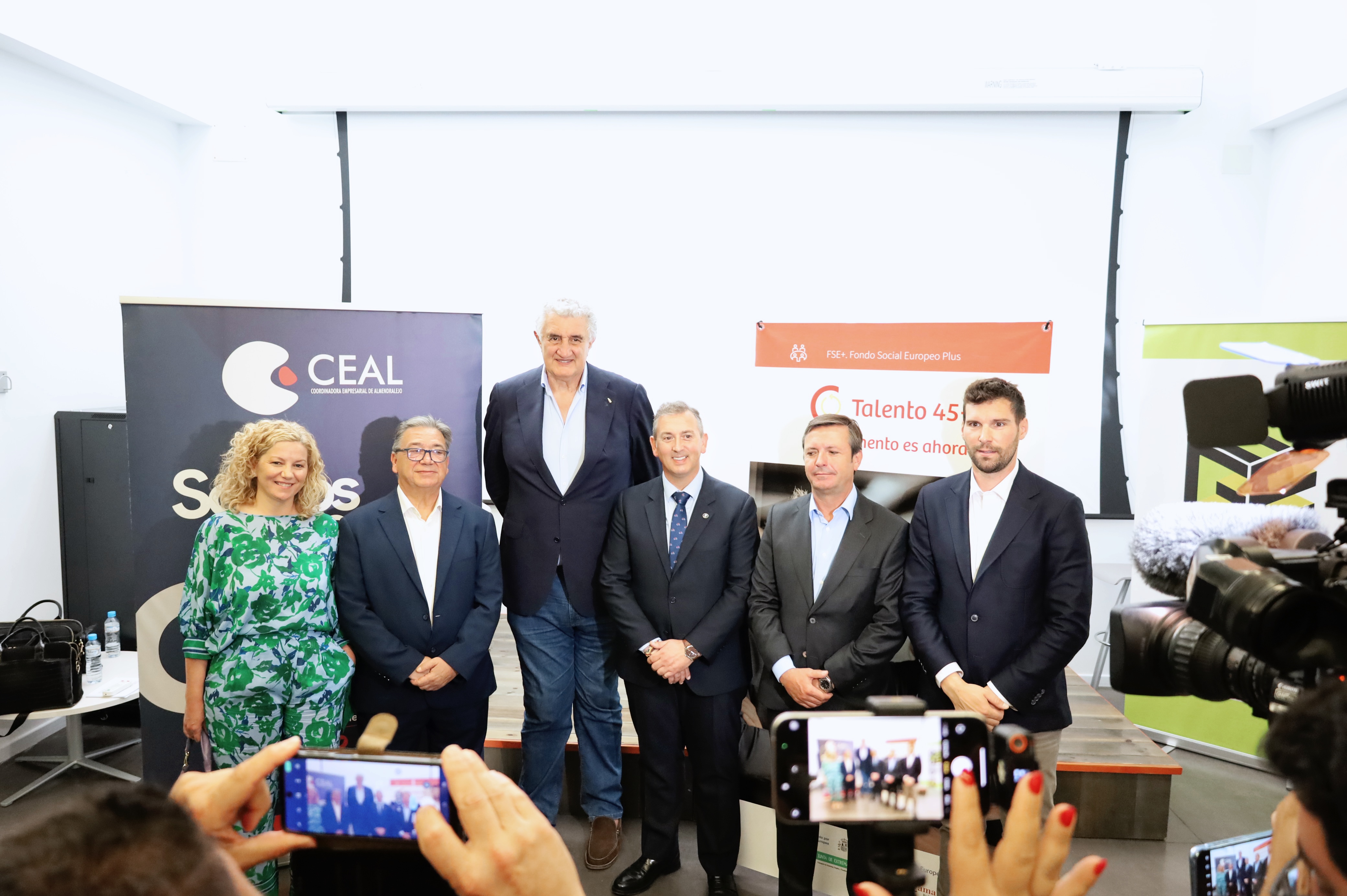 Fernando Romay y la Cámara de Comercio de Badajoz mandan un mensaje a los sénior: “La sociedad os necesita”