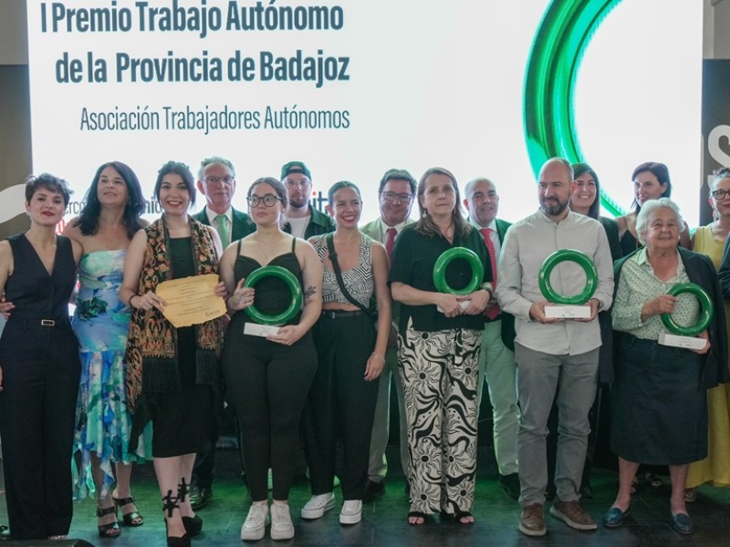 La Cámara de Comercio de Badajoz recibe el Premio al Apoyo Institucional al Emprendimiento de ATA Extremadura