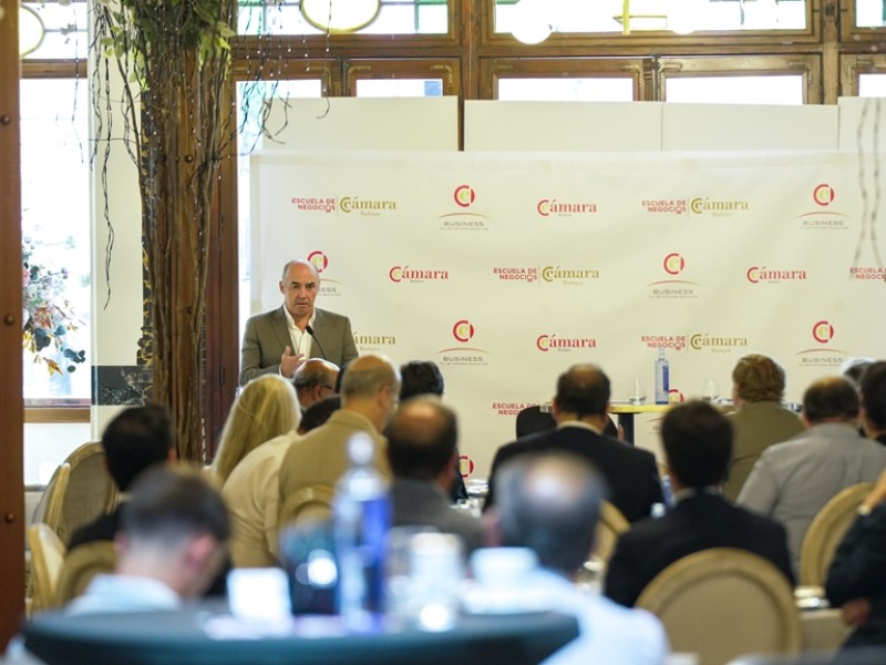 Juan Ignacio Zoido aborda los retos y oportunidades de la geopolítica europea en un nuevo desayuno empresarial de la Cámara