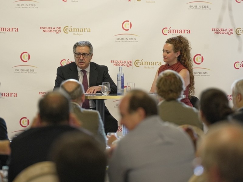 Juan Ignacio Zoido aborda los retos y oportunidades de la geopolítica europea en un nuevo desayuno empresarial de la Cámara
