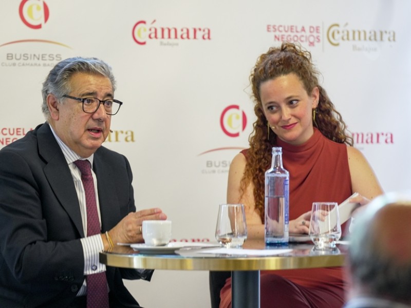 Juan Ignacio Zoido aborda los retos y oportunidades de la geopolítica europea en un nuevo desayuno empresarial de la Cámara