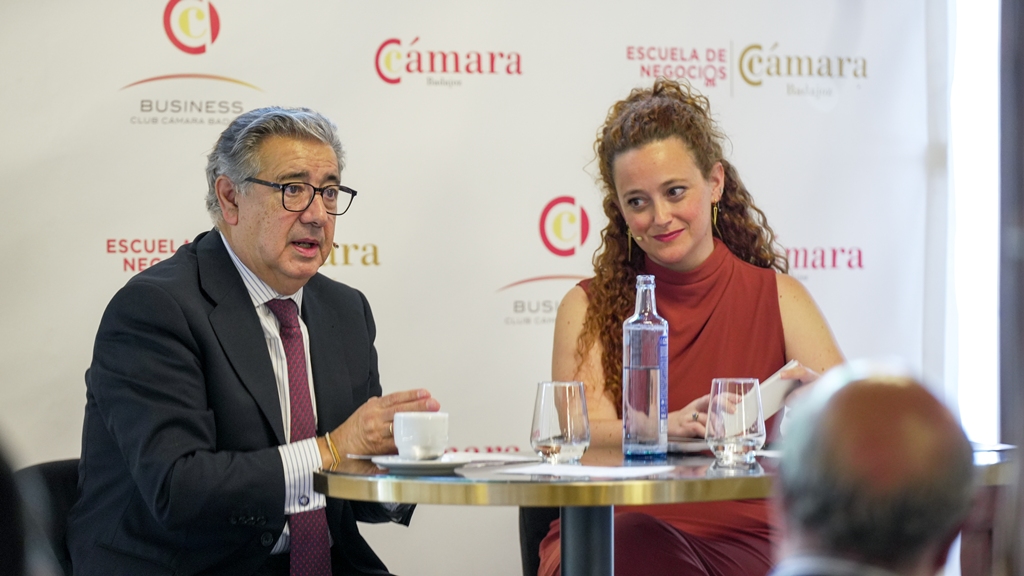 Juan Ignacio Zoido aborda los retos y oportunidades de la geopolítica europea en un nuevo desayuno empresarial de la Cámara