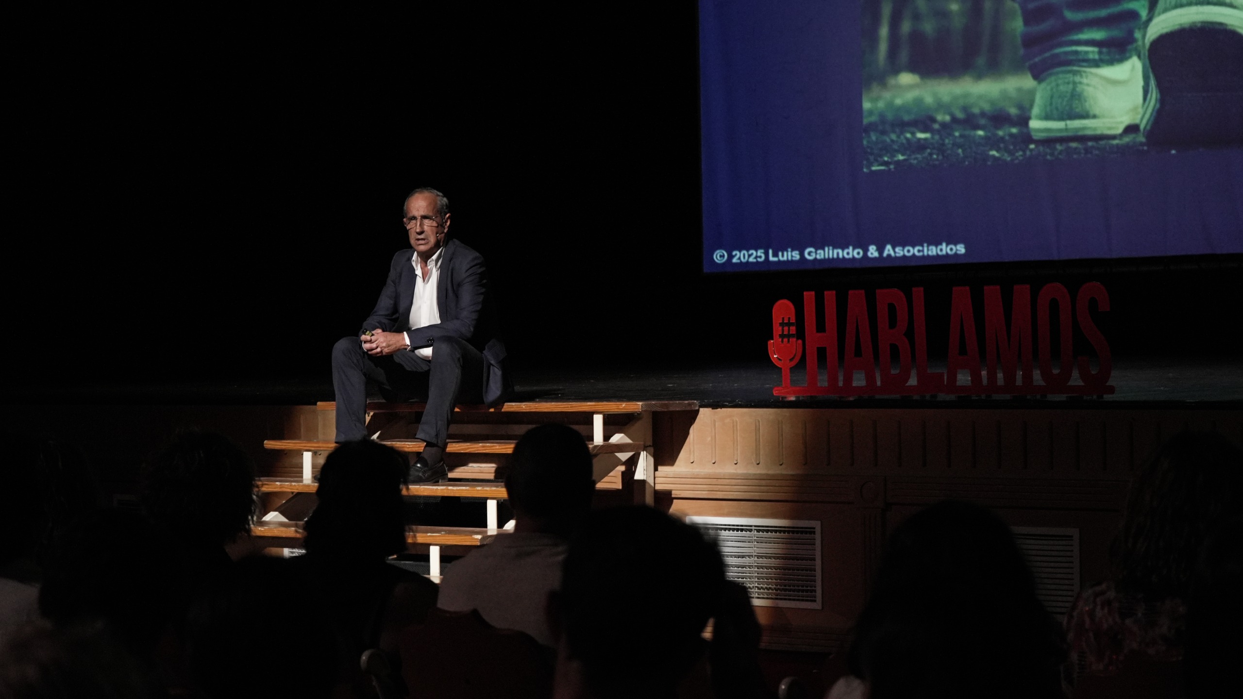 Éxito del encuentro #HABLAMOS de la Cámara con Luis Galindo en Almendralejo