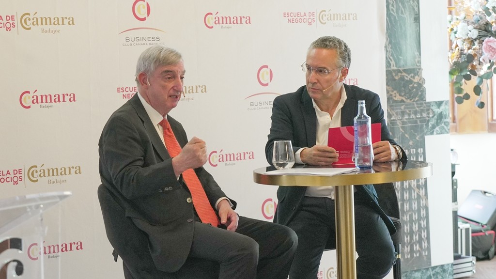 Rafael Dezcállar analiza el papel de China en el nuevo orden internacional en una jornada de la Cámara de Badajoz