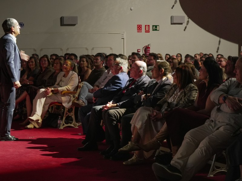 Éxito del encuentro #HABLAMOS de la Cámara con Luis Galindo en Almendralejo