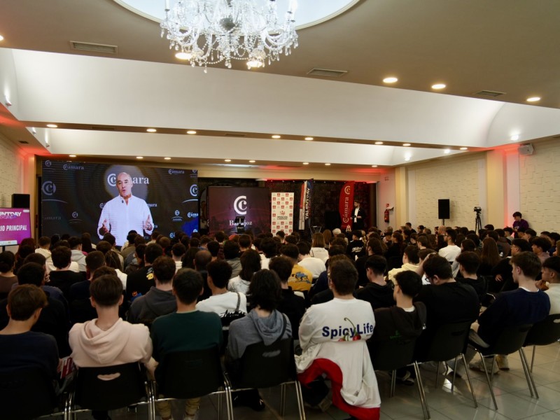 Más de 1.500 jóvenes recorren los pasillos de la feria de empleo “Talent Day Experience” de la Diputación de Badajoz y la Cámara de Comercio de Badajoz