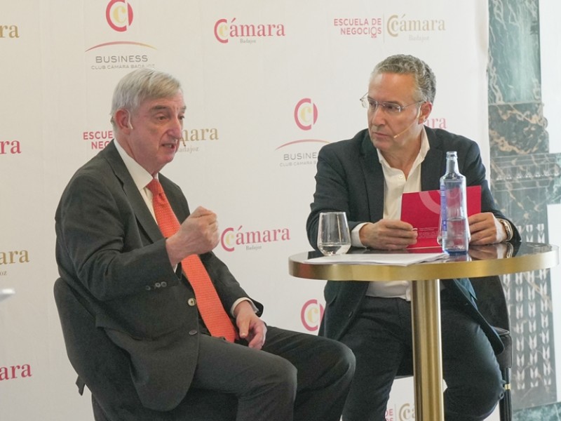 Rafael Dezcállar analiza el papel de China en el nuevo orden internacional en una jornada de la Cámara de Badajoz