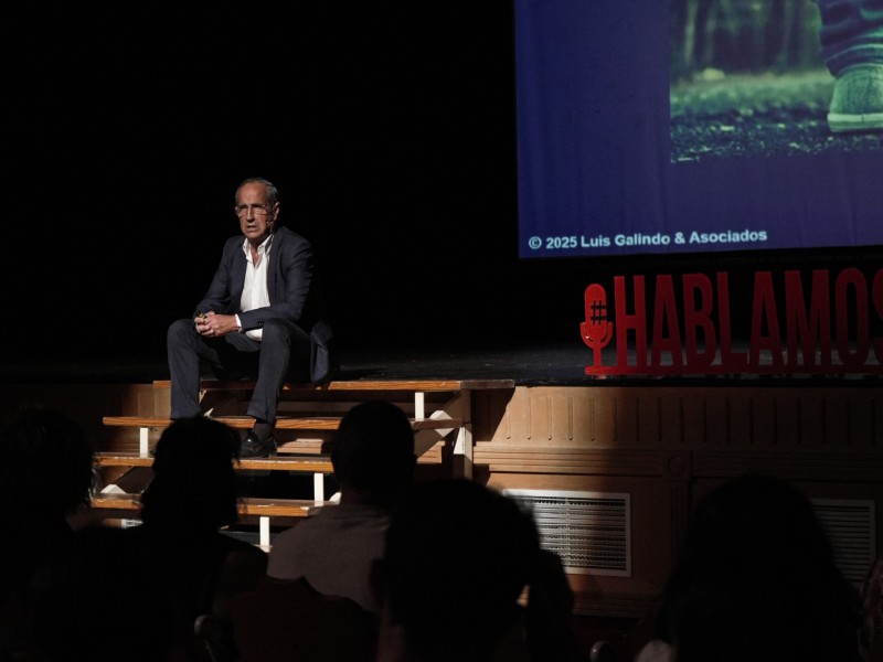 Éxito del encuentro #HABLAMOS de la Cámara con Luis Galindo en Almendralejo