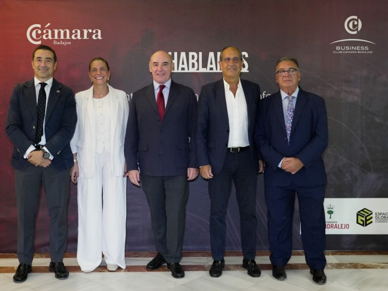 Éxito del encuentro #HABLAMOS de la Cámara con Luis Galindo en Almendralejo