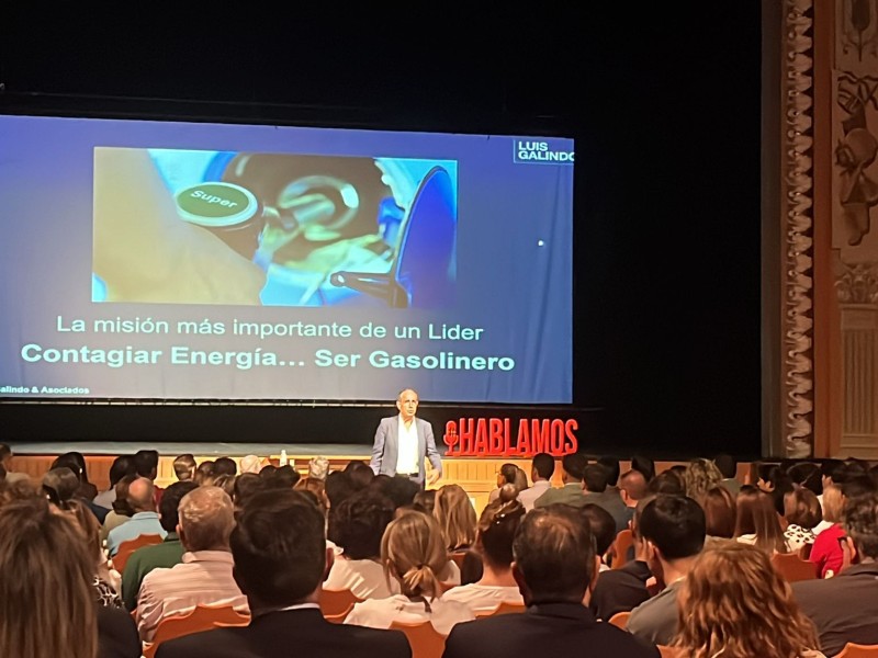 Éxito del encuentro #HABLAMOS de la Cámara con Luis Galindo en Almendralejo