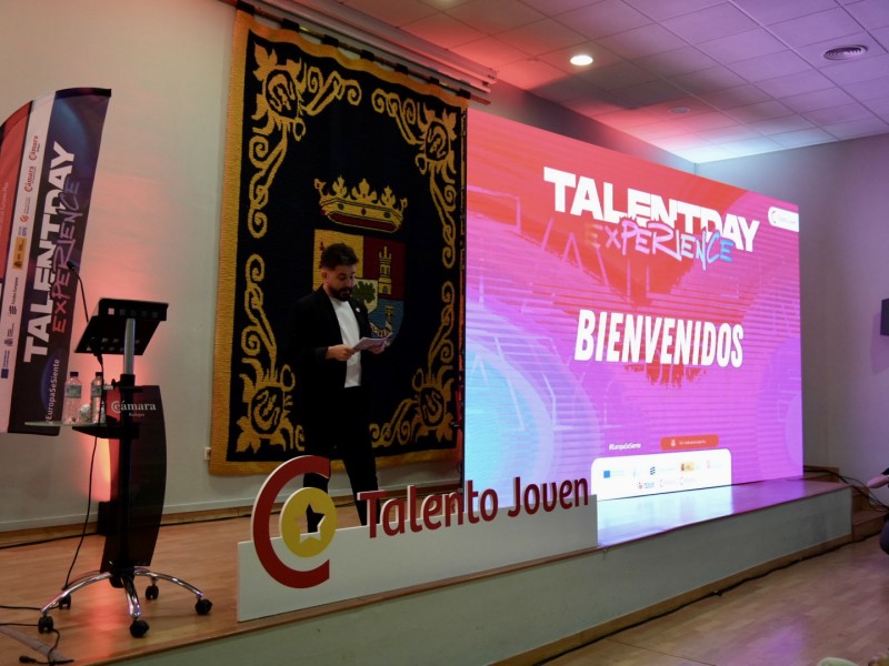 Más de 600 jóvenes conectan con empresas en búsqueda activa de trabajadores gracias a la feria de empleo “Talent Day Experience” en Almendralejo