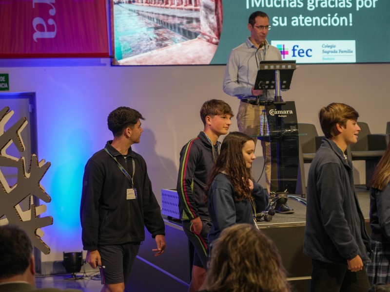Celebrada con éxito una jornada de alumnos del FEC Sagrada Familia sobre España en la Unión Europea en el vivero de empresas de la Cámara