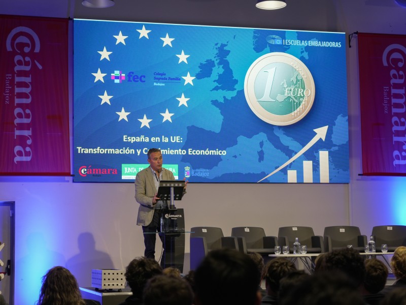 Celebrada con éxito una jornada de alumnos del FEC Sagrada Familia sobre España en la Unión Europea en el vivero de empresas de la Cámara