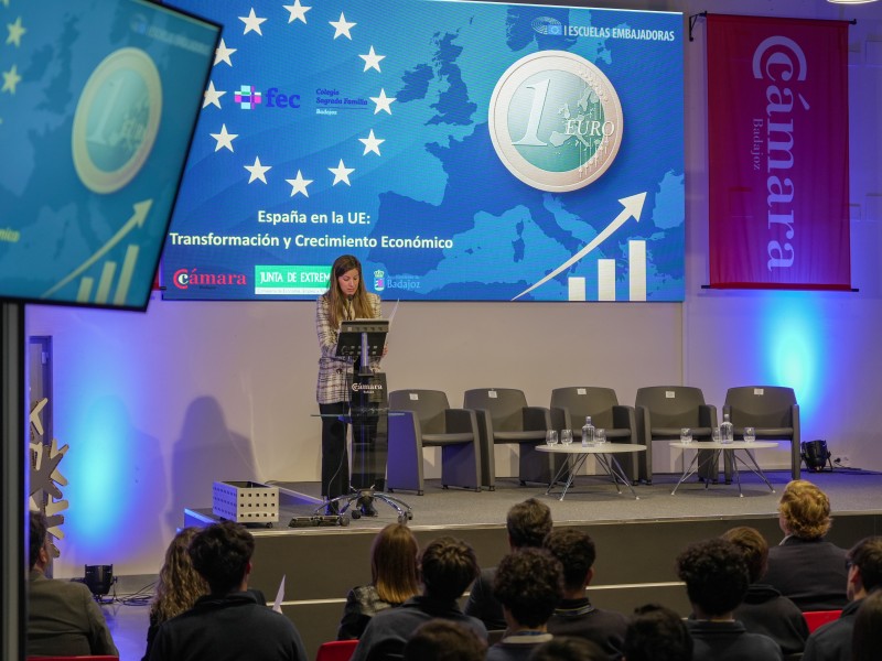 Celebrada con éxito una jornada de alumnos del FEC Sagrada Familia sobre España en la Unión Europea en el vivero de empresas de la Cámara