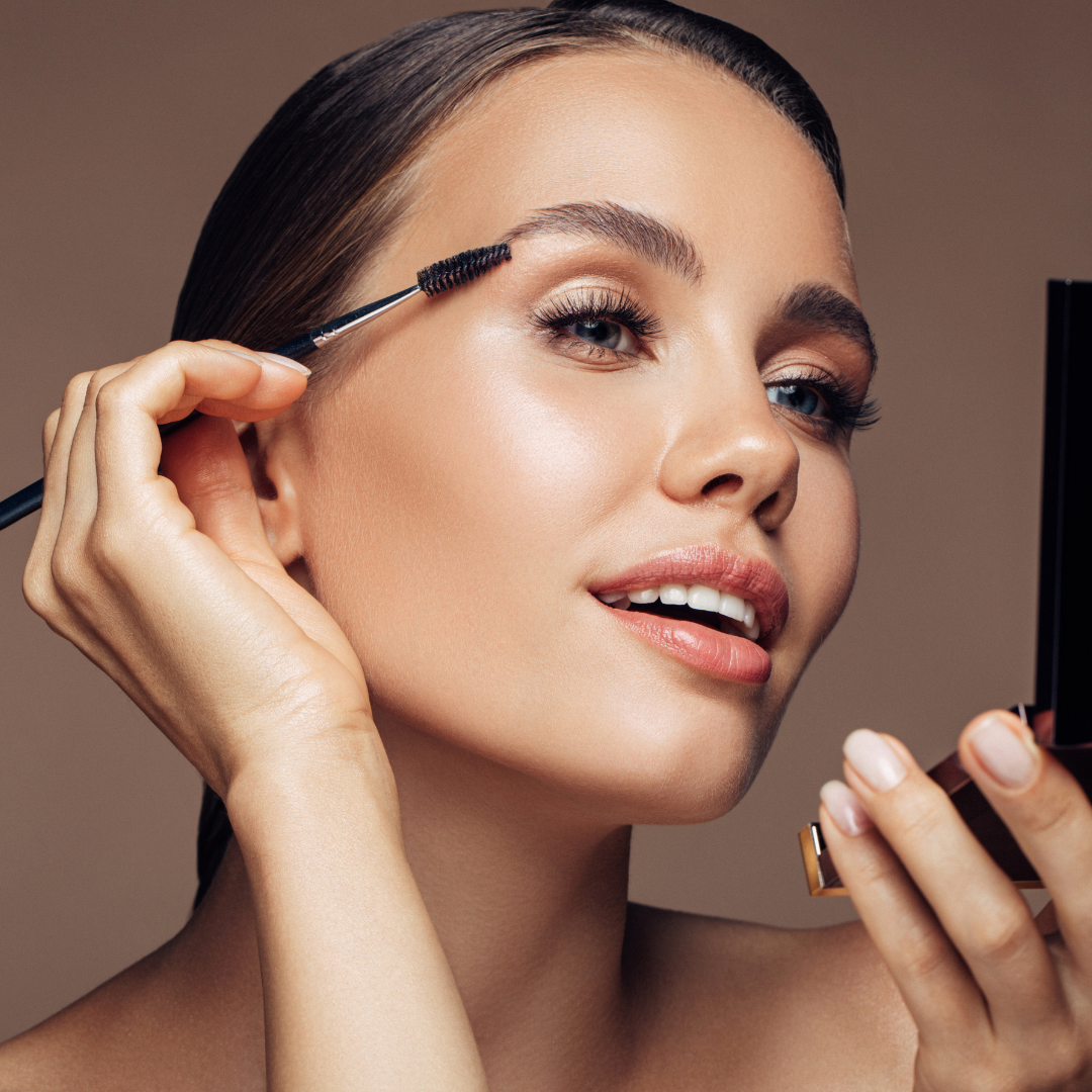 INICIACIÓN A LA MANICURA Y MAQUILLAJE PROFESIONAL