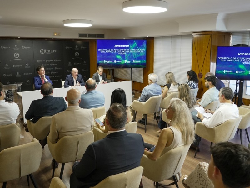 La Cámara de Comercio de Badajoz, La Cámara de España y el Consejo Social de la Universidad de Extremadura firman una alianza estratégica para impulsar el emprendimiento y el talento en la provincia