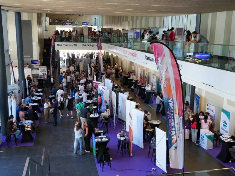 La Feria del Talento Joven de la Cámara de Comercio de Badajoz reúne a más de 1.500 asistentes y conecta talento con oportunidades de empleo