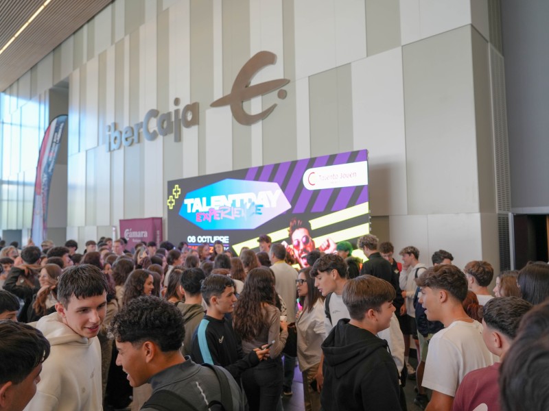 La Feria del Talento Joven de la Cámara de Comercio de Badajoz reúne a más de 1.500 asistentes y conecta talento con oportunidades de empleo