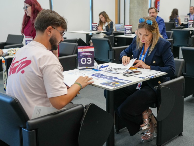 La Feria del Talento Joven de la Cámara de Comercio de Badajoz reúne a más de 1.500 asistentes y conecta talento con oportunidades de empleo