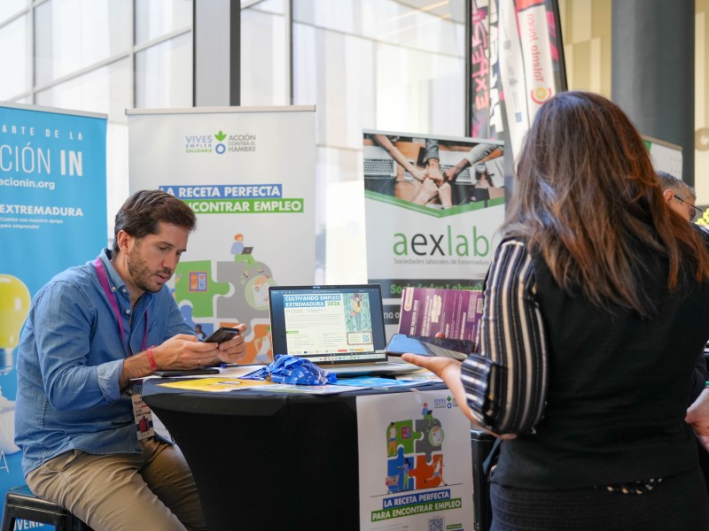 La Feria del Talento Joven de la Cámara de Comercio de Badajoz reúne a más de 1.500 asistentes y conecta talento con oportunidades de empleo